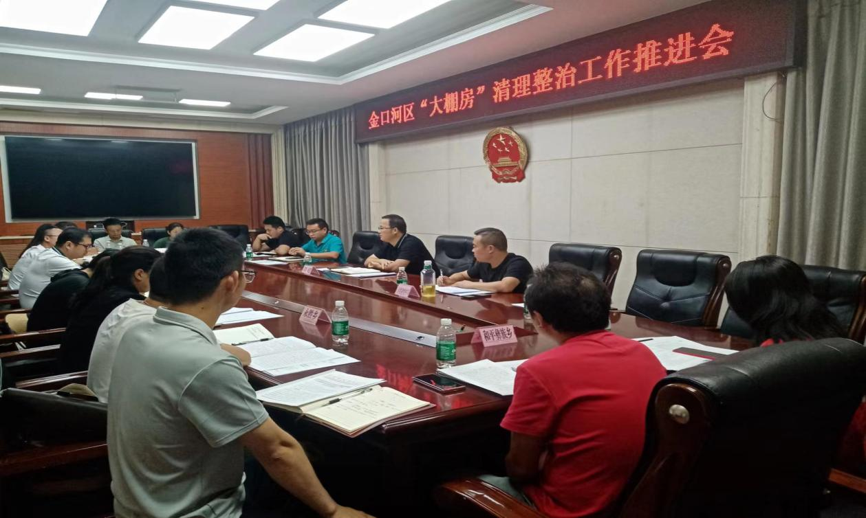 /website-webapp/ewebeditor/uploadfile/圖2：譚超副區(qū)長(zhǎng)聽(tīng)取部門和鄉(xiāng)鎮(zhèn)匯報(bào)